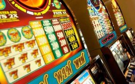 Detail fitur putaran gratis dan simbol liar dalam permainan Medusa II